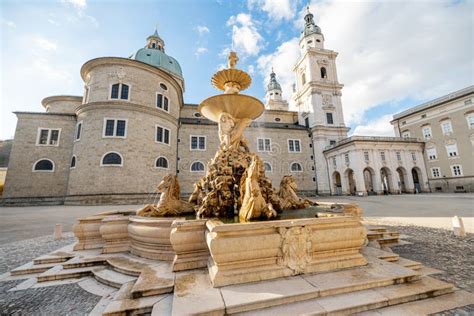 Plaza Central En El Casco Antiguo De Salzburgo Austria Imagen De