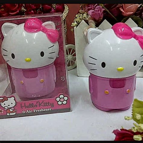 Warnanya yang cenderung merah jambu menjadikan hello kitty identik dengan anak perempuan. Parfum Mobil Hello Kitty Murah Grosir Ecer