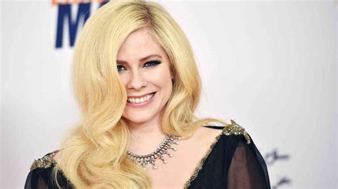 God keep my head above water don't let me drown it gets harder i'll meet you there at the altar as i fall down to my knees don't let me drown don't let me drown. Avril Lavigne estrena nuevo video: "Head Above Water ...