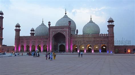 Badshahi Mosque Lahore Badshahi Masjid Lahore Beautiful Places In