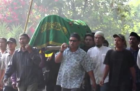 Thaali vaangutal merupakan upacara menanggalkan thaali semasa berlakunya sesebuah kematian dalam sesebuah keluarga. Tradisi Pada Upacara Kematian Adat Jawa Yang Mulai ...