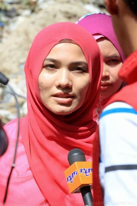 Sukarelawan puteri umno diketuai oleh naib ketua puteri malaysia zahida zarik khan sampaikan barang keperluan harian sumbangan daripada. Zahida Zarik Khan: Lawatan & Sumbangan mangsa banjir kilat ...