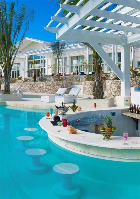 33 Mega-Impressive swim-up pool bars built for entertaining | Casas con ...