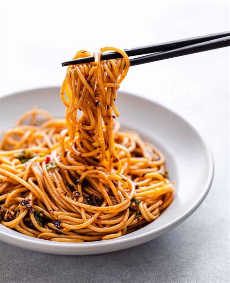 This Spicy Sichuan Noodles With Garlic Chili Oil Dish Is Incredibly Delicious It S The Perfect