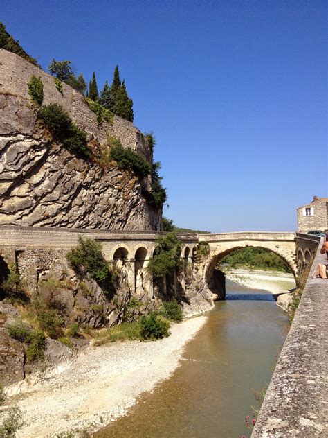 Les sites de fouilles ont permis de mettre au jour. Pont Romain de Vaison-la-Romaine - Provence, France ...