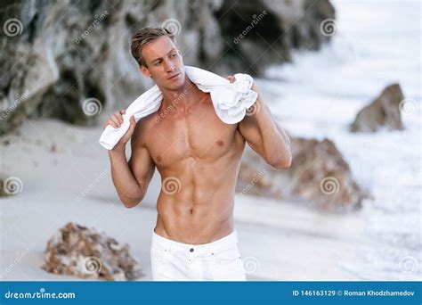Retrato Del Modelo Masculino Apto Bronceado Con Un Torso Desnudo En La Playa Imagen De Archivo