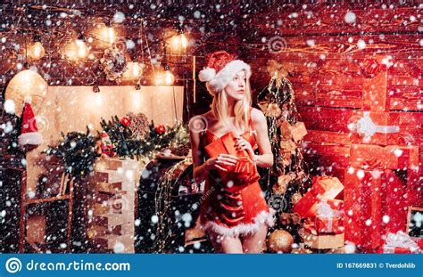 Meisje Santa Hoed Thuis Bij Kerstboom Sexy Erotic Girl Viert Nieuw Jaar