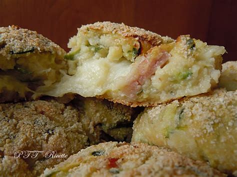 Lavate le zucchine e tagliatene le estremità; Polpette di zucchine e patate - PTT Ricette