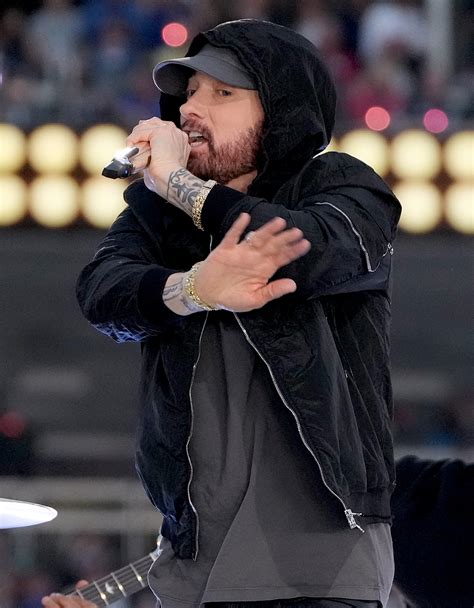 Fans Confused By Eminems Oddly Dark Eyebrows At Super Bowl 2022 News