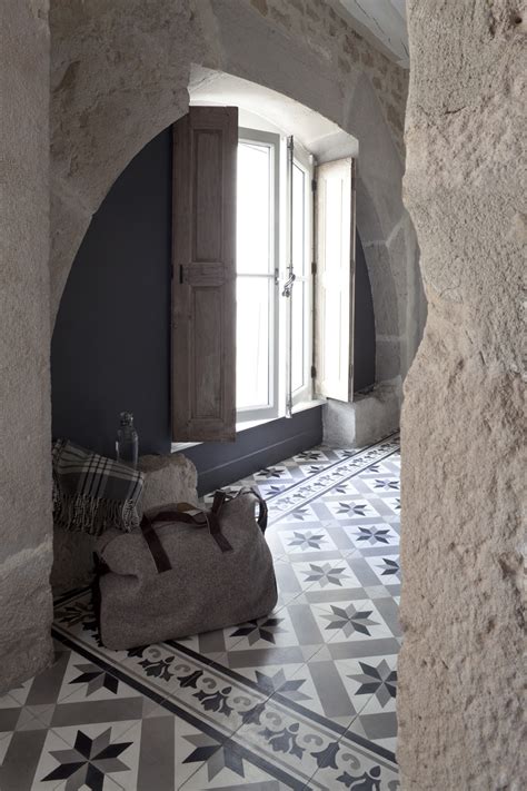 La collection barcelone est une collection sobre et moderne, qui se compose de carreaux de ciment hydrauliques en tonalités grises et noire. Carreau de ciment frise noir gris et blanc 20x20 cm