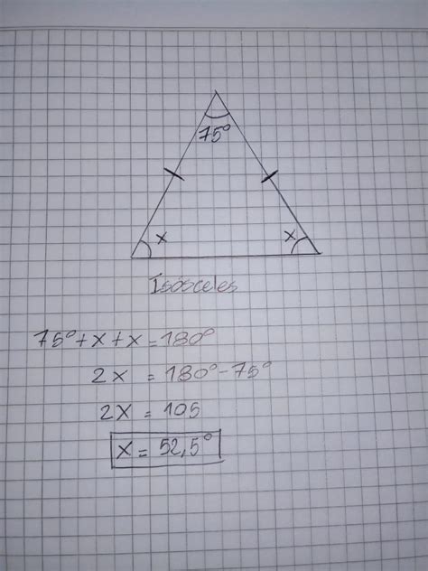 en un triangulo isósceles el angulo al vértice el formado por los lados iguales mide