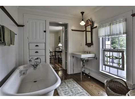 Lovely Bathroom In This C 1840 Home Lake House Bathroom Vintage