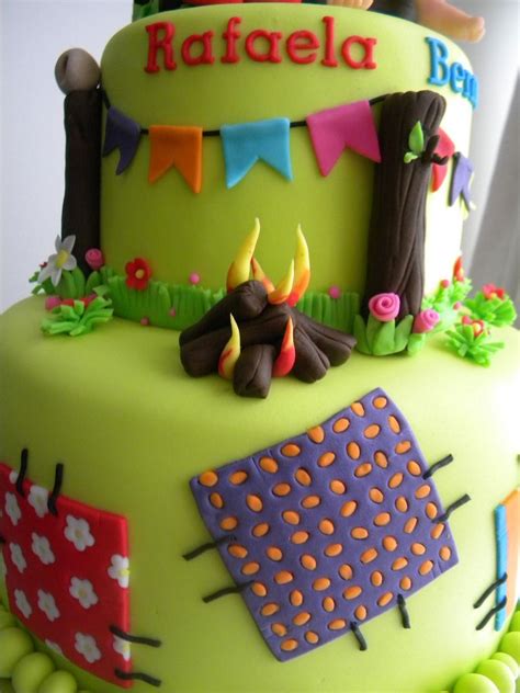 Um dia, que promete ser pra lá de animado, em uma festa junina em sp , com uma série de atividades programadas para entreter a criançada e os adultos, em cada espaço na chácara da turma da mônica. Bolo Chico Bento e Rosinha | Bolo festa junina, Bolo, Bolo ...