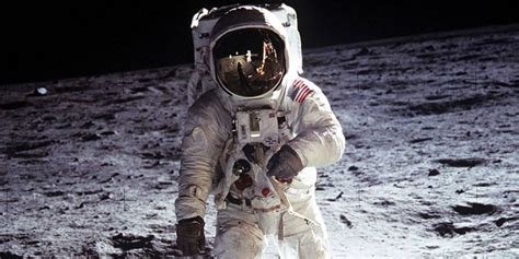 Folha de Oliveira Há 50 anos homem pisava na Lua pela 1ª vez