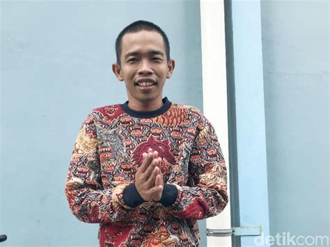 Di awal kariernya, dede sunandar sempat menikahi seorang wanita yang ditutup identitasnya. Dede Sunandar Sabar Rawat Anak yang Mengidap Williams Syndrome