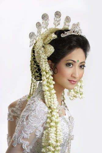 Indonesian Wedding Traditonal Headdress And Costume Indonesian Wedding Headdress Bride Wear