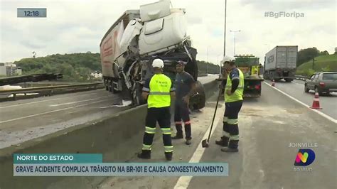 Grave acidente complica trânsito na BR 101 em Joinville e causa