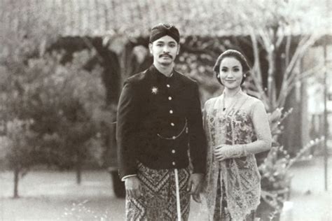 Untuk beberapa pasangan calon pengantin muslim, berpose mesra sebelum sah tentu akan terasa canggung. 16 Inspirasi Foto Prewedding Bertemakan Tradisional! Berkesan Arif Dan Berbudaya!