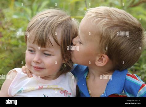 Küssenden Kleinen Jungen Fotos Und Bildmaterial In Hoher Auflösung