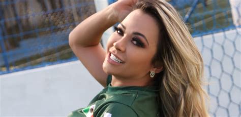 Sheyla Mell Posa Em Ensaio Sensual E Acredita Em Título Do México Na Copa Bol Fotos Bol Fotos