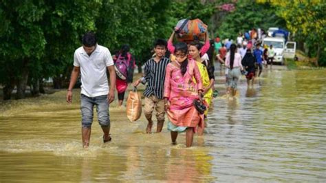 असम के 16 जिलों में बाढ़ से हालात बेकाबू 489 लाख लोग प्रभावित इन इलाकों में Ndrf की टीमें