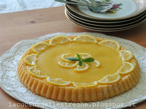 La bagna al rum è un composto a base di acqua, zucchero e rum dalla consistenza di uno sciroppo, che serve per bagnare il pan di spagna e le torte. La cucina delle streghe: Torta pan di Spagna e lemon curd