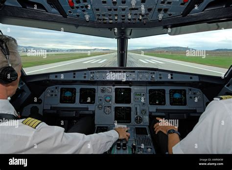 Piloten Im Cockpit Eines Airbus 321 Start Stockfoto Bild 16638732 Alamy