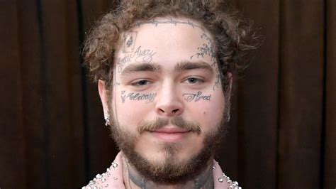 After revealing his new lockdown look last week, post malone has posted a picture on instagram that shows off how different he looks. Jedes Post Malone Gesicht Tattoo erklärt - News24viral