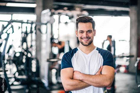 Foto De Portrait Of A Personal Trainer In Sportswear At The Fitness