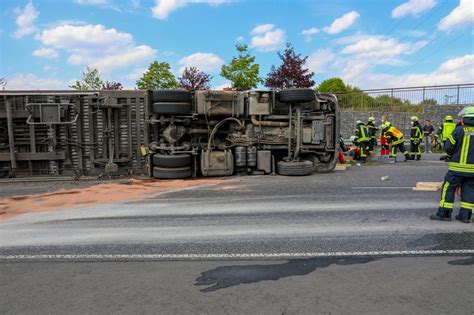Schwerer Unfall Lastwagen An Der Anschlussstelle H Nfeld Nord Umgekippt Osthessen News
