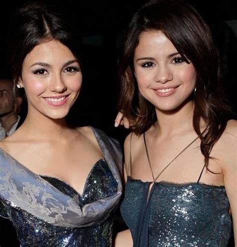 Beautil Party Selena Selena Gomez Twins Image Sur Favim Fr