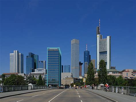 The borse houses the frankfurt stock exchange and it is located in the city center. Foto: Skyline aus Frankfurt mit Reiseführer zu Skyline