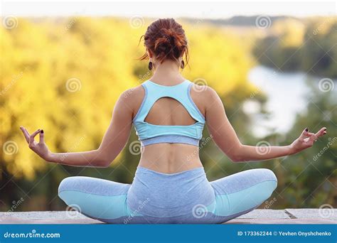 Mujer Sexy Muy Joven Haciendo Ejercicios De Yoga En El Parque Foto De