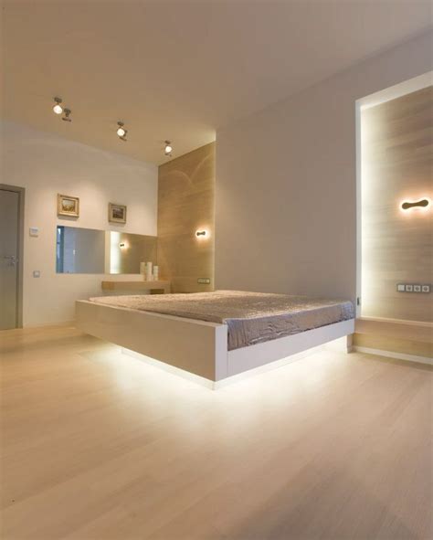 Un letto rivestito in tessuto grigio con un pattern simile al lino che combina comfort e praticità. 40 idee di lavori in cartongesso per la camera da letto ...