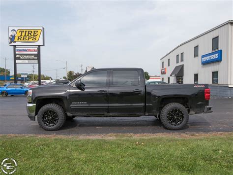 2017 Chevrolet Silverado 1500 18x9 Moto Metal Wheels 27565r18 Atturo