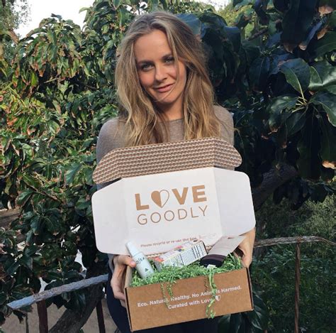 7 Female Vegan Celebrities Who Have Adopted A Plant Based Lifestyle Alicia Silverstone Happy