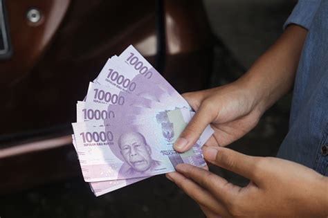 Close Up Tangan Lakilaki Memegang Uang Kertas Sepuluh Ribu Rupiah