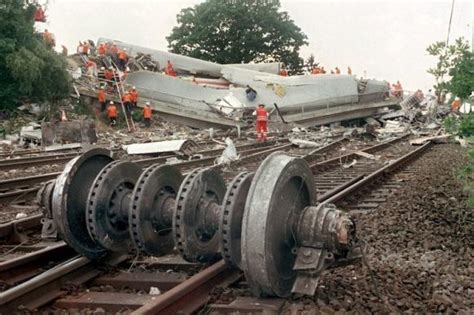 Vor 20 jahrendas zugunglück von eschede und der geplatzte radreifen. Zugunglück: Ergreifendes Doku-Drama "Eschede Zug 884 ...