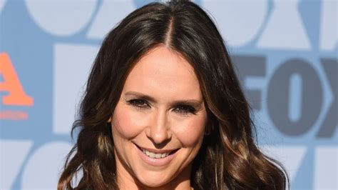 Jennifer Love Hewitt 43 Looks Amazing And Heres How She Does It