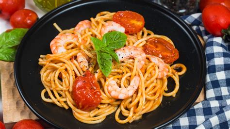 Si vamos a cocinar las verduras junto con legumbres, recomendamos añadir al guiso un poco de alga kombu y comino para reblandecer. Receta De Espaguetis Con Oreja De Cerdo Y Gambas😍 - Como ...