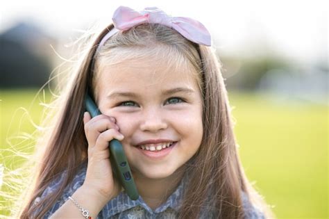 Niña Niño Muy Feliz Hablando Por Teléfono Móvil Sonriendo Al Aire Libre
