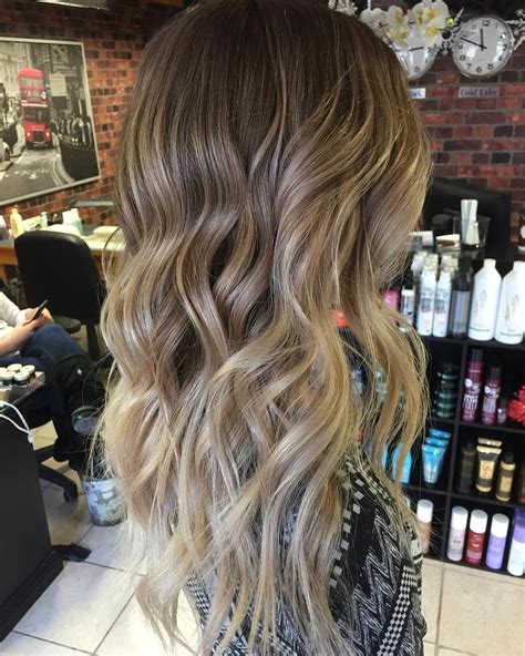 This is a great option balayage hairstyle hair colour and highlights more hairstyles, hair colors, scanning, blondes ombré, haircolor, beautiful, posts, blondes ombre. wavy dark blonde hair with light blonde balayage | Blonde ...