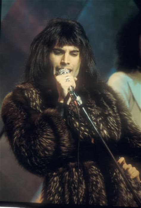 Think you can you sing like freddie mercury? 20 Times Freddie Mercury Proved He Was Both The Best Singer And The King Of Fashion