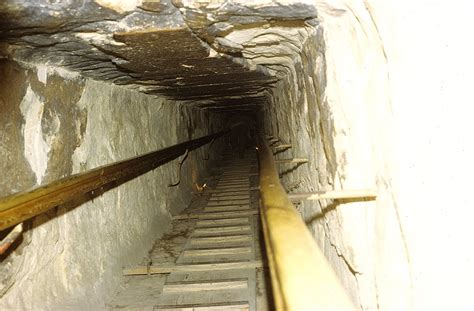 Cristalica nuggets.jpg 370 × 249; Cheops-Pyramide - Tunnel und Schächte