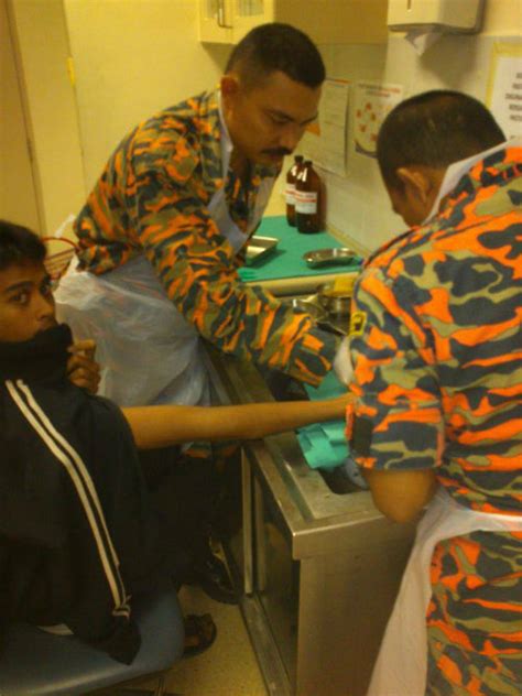 Cincin kawin pun menjadi salah satu simbol penting dalam budaya modern umat manusia. Gambar, Aksi Ngeri Bomba Klang Memotong Cincin Melekat Di Jari