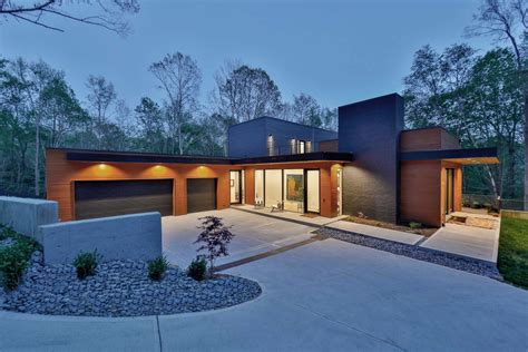 Modern Hillside Home Bold Construction And Renovation