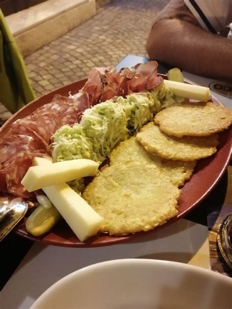 Ricetta spatzle canederli knoldel strangolapreti primi piatti trentini ricette tipiche montagna trento questo tipico primo ha un nome molto curioso. Tipico Trento city