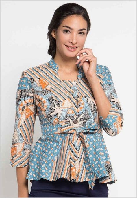Bingung cari model baju kondangan yang cocok? 50+ Model Baju Batik Atasan Wanita Terbaru 2019 - HijabTuts