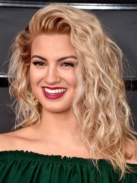 The Product Behind Tori Kelly S Perfect Grammys Curls Tori Kelly