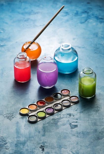 Tintas Aquarela Coloridas Em Frascos De Vidro E A Paleta Do Artista